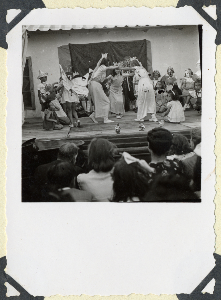 1943, лагерь Феррамонти, Италия, постановка Белоснежки